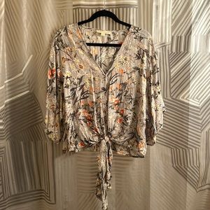 Loose fitting, v-neck floral top